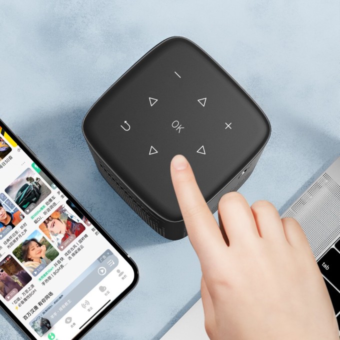Mini přenosný projektor s baterií AERIUM P8000 DLP Wi-Fi Super Bass - rozbaleno